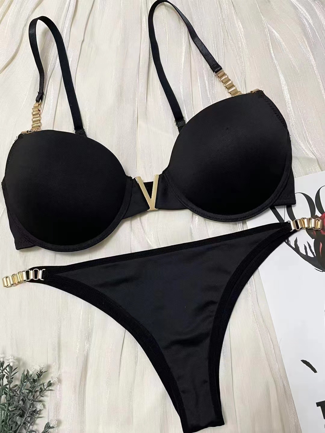 New Sexy Smooth European Size Underwear Women's Ring Decoration Shoulder Strap Bra Set_voghion.com