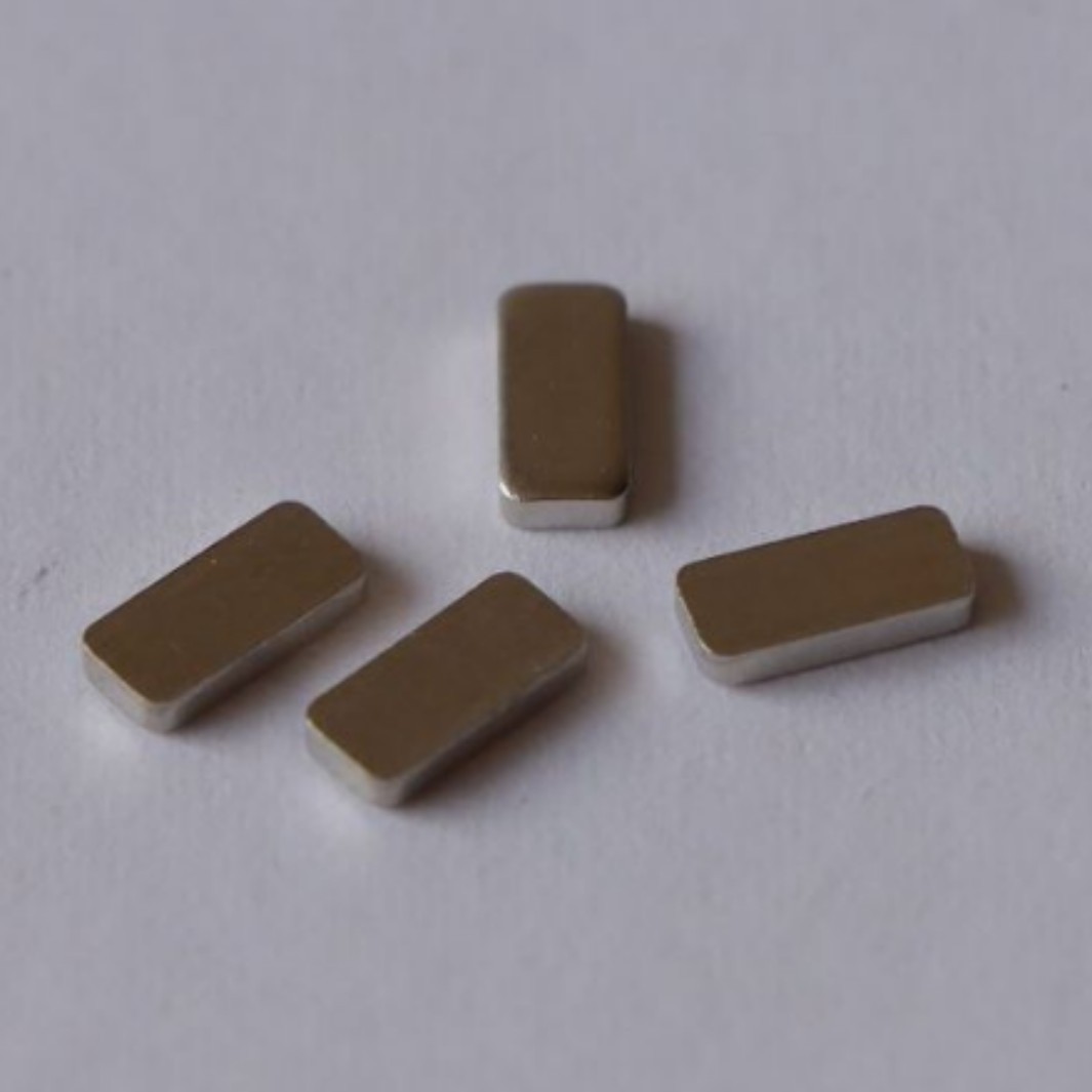 现货批发 精切割四方铜块接触片 黄铜镀金导电铜块触点小铜粒焊片