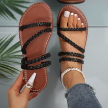 �羳�W����a��ɫ������ƽ�כ���Ь�¿����e�⴩һ�ֿ�ɳ��Ь��Ь