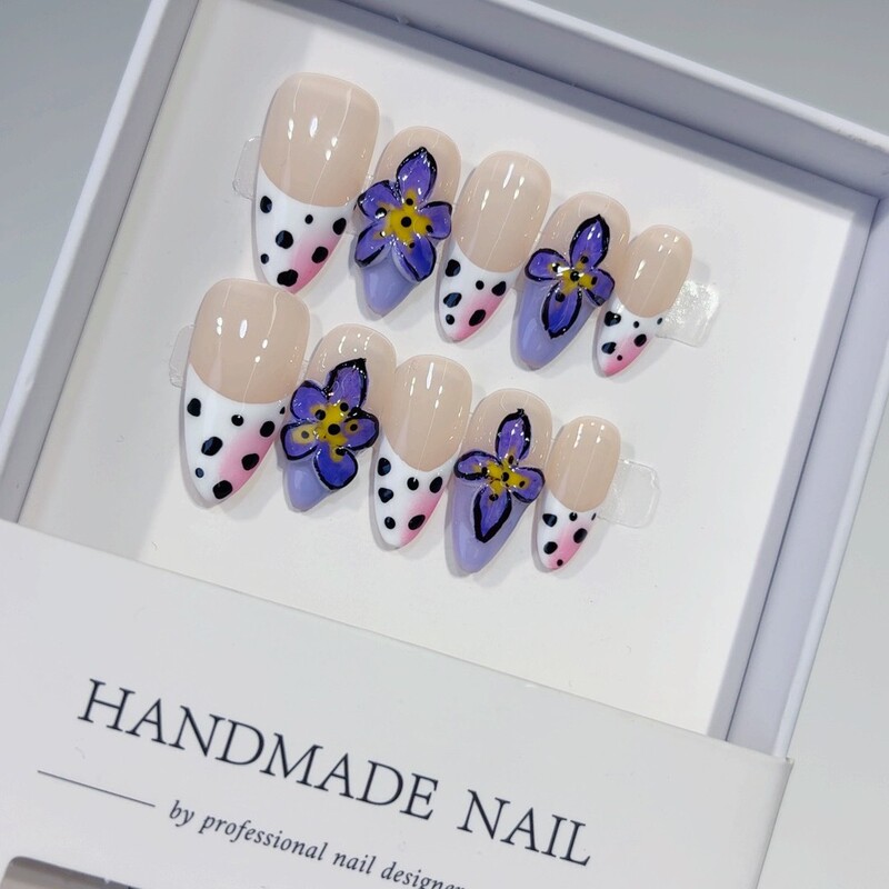 European and American Retro Fashion Polka Dot Floral Almond Press-On Nails with a High-End Feel, Black and White Contrasting French Sweet Style Fake Nails European and American Retro Fashion Polka Dot Floral Almond Press-On Nails with a High-End Feel, Black and White Contrasting French Sweet Style Fake Nails