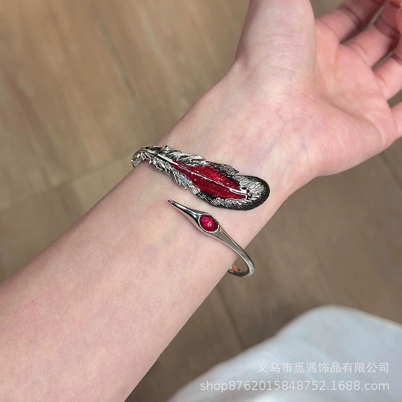 "Dark Night Feather" New Chinese-Style Black and Red Contrasting Feather Bracelet, Sweet and Cool Hot Girl Style, Unique Personality, Flattering Hand Accessory