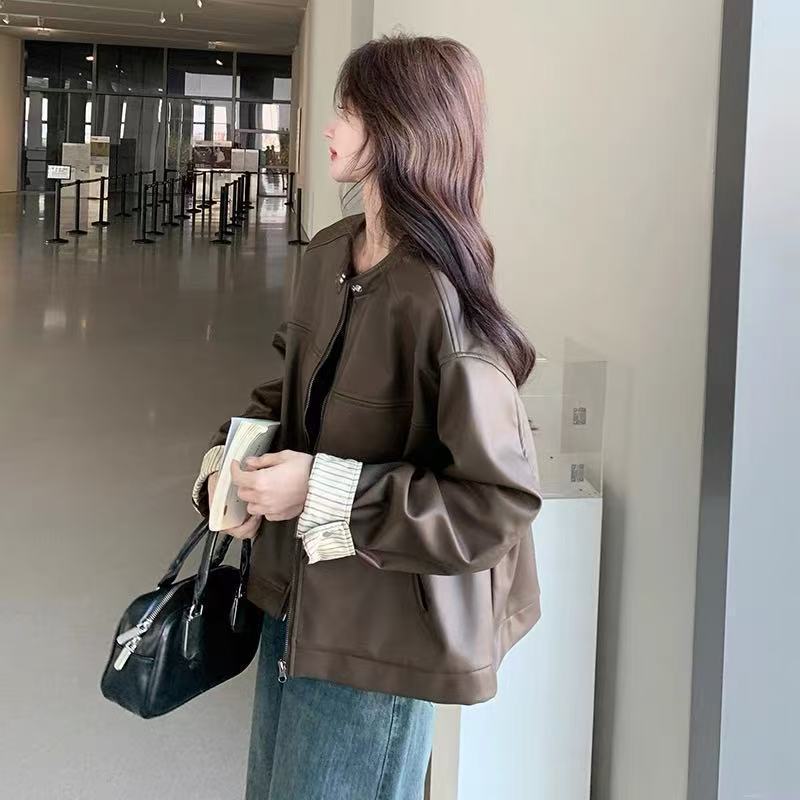 革のコートの女性の短いタイプの2025春の服の新型のデザイン感の小さい大衆のストライプはカジュアルな革のジャケットの上着のファッションをつなぎ合わせます。|undefined