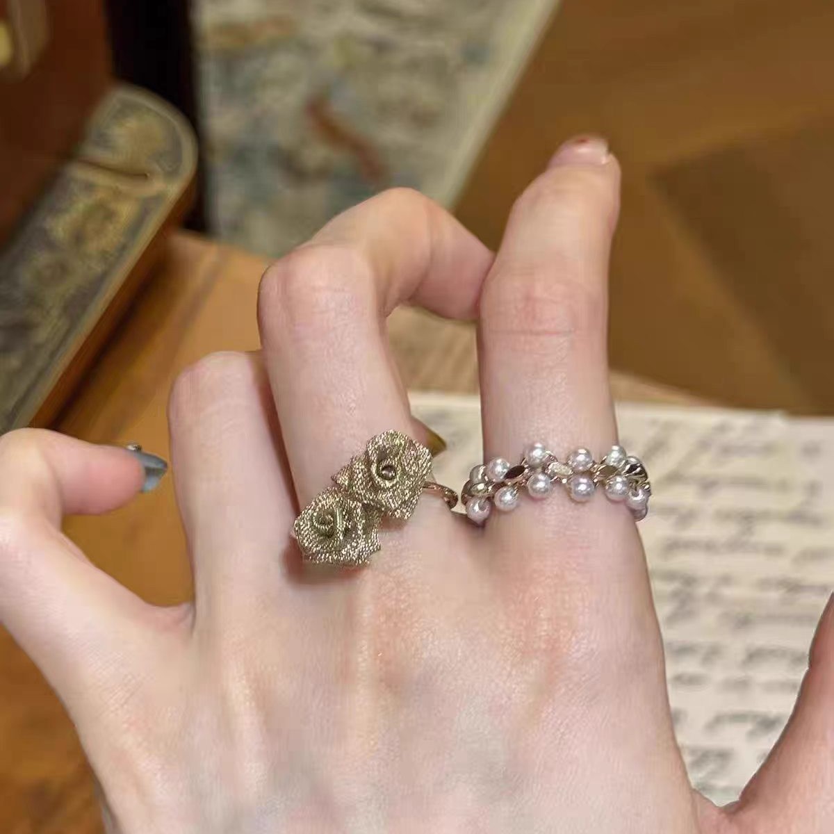 Vintage high-end gold three-dimensional rose flower ring, fashionable faux pearl ring, light luxury retro simple versatile ring
