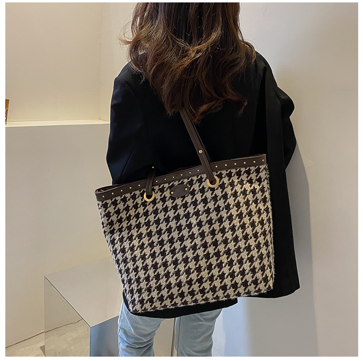 Fashion Large-capacity 2021 New Fashion Niche Shoulder Bag Autumn And Winter Commuter Bag display picture 4