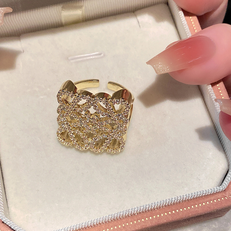 欧米の幾何学的な透かし彫りの金属はダイヤモンドの指輪を入れます。