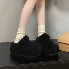 カジュアルな厚い底の毛のスリッパの女性の2024秋冬の新型の外は1足の足を着てベルベットの保温の包頭のベーケンの靴の女性をプラスします。