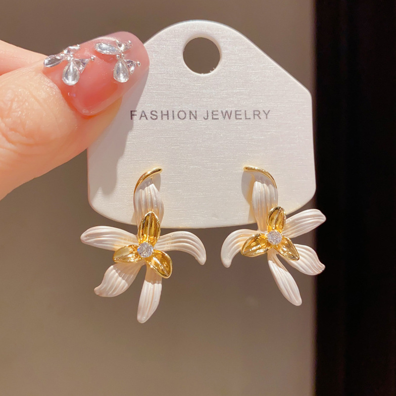 s925 sterling silver French-style light luxury sweet versatile metal petal stud earrings with a stylish and simple design s925 sterling silver French-style light luxury sweet versatile metal petal stud earrings with a stylish and simple design