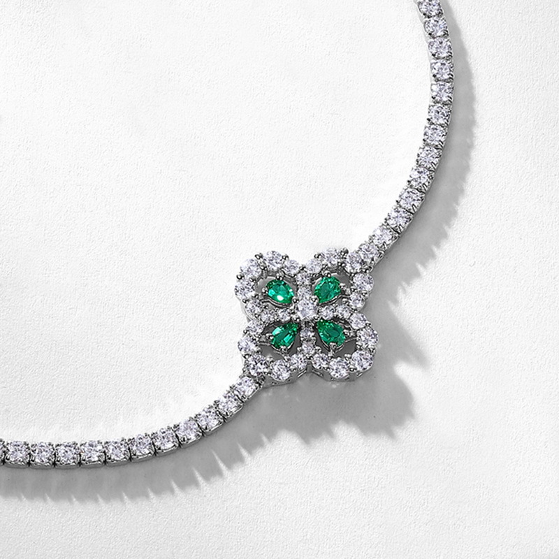 Pulsera de pétalo de trébol de cuatro hojas retro de lujo ligero transfronterizo caliente S925 con incrustaciones de plata para cultivar joyas de esmeralda moda y versátil