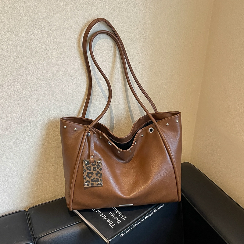 Large bag for college students commuting to class, women's bag 2026 new trendy retro underarm bag, large capacity fashionable tote bag