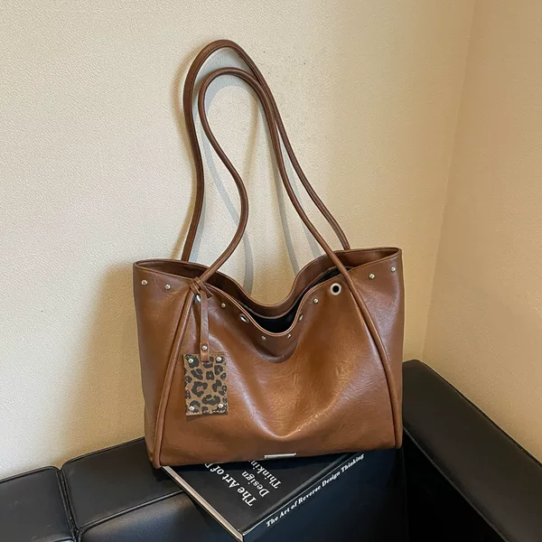 Large bag for college students commuting to class, women's bag 2026 new trendy retro underarm bag, large capacity fashionable tote bag