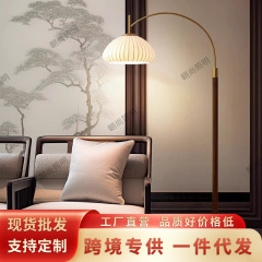 新中国式は寂しい風が床に落ちる電気スタンドのリビングソファのそばにあります。