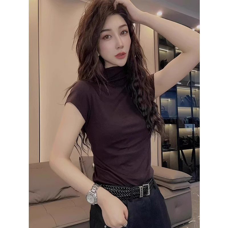 브라운 하프 터틀넥 반팔 티셔츠 여성 2024 신작 가을 유럽 스타일 슬림핏 오른쪽 어깨 작은 플라잉 슬리브 탑