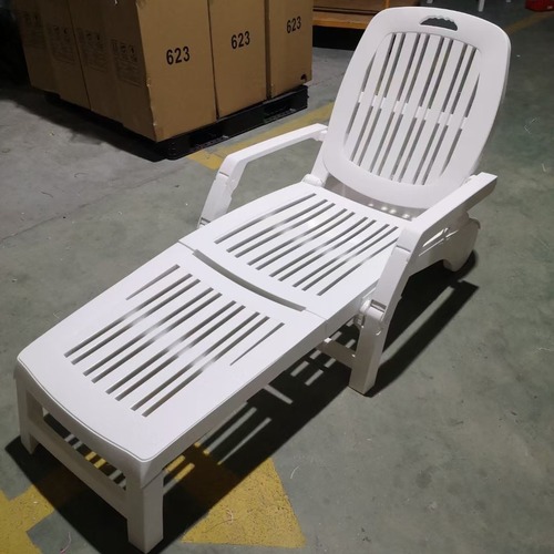 Outdoor Plastic Beach Chair Large Thick Outdoor Hotel Pool Beach Folding Recliner Direct Sale