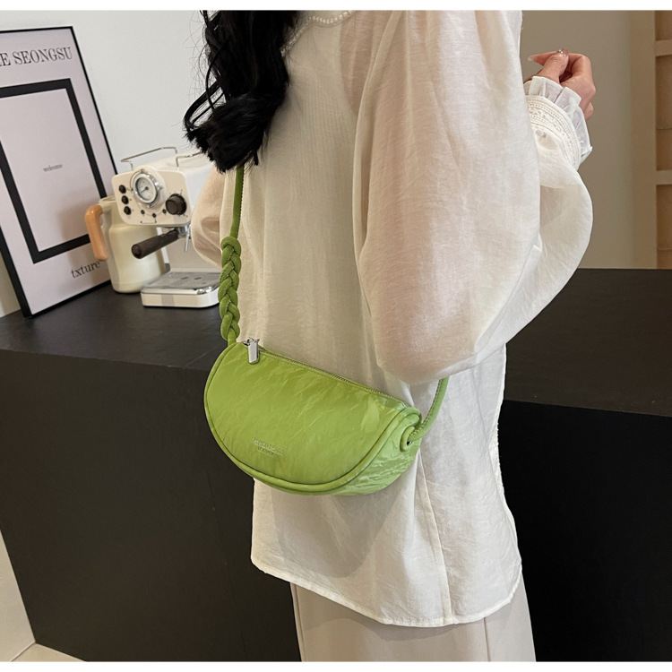 Women's Medium Pu Leather Solid Color Punk Streetwear Dumpling Shape Zipper Handbag display picture 3