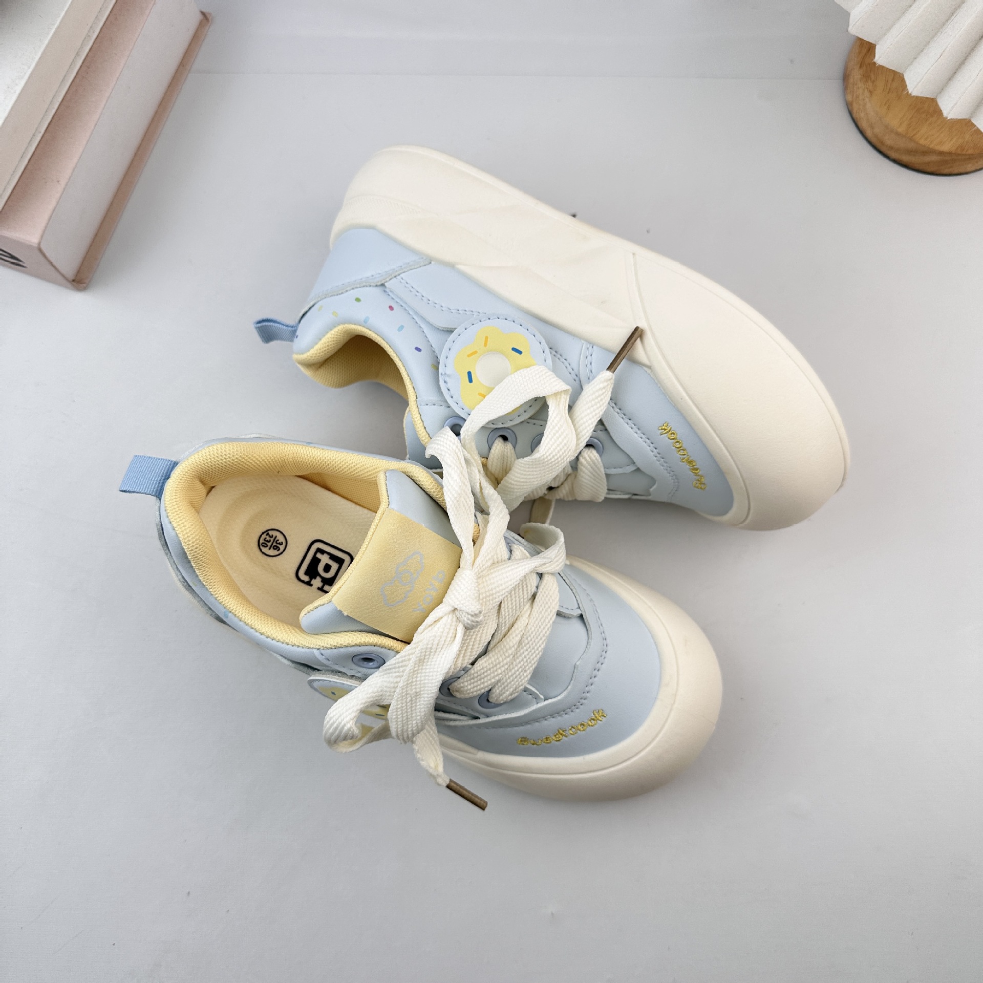 Zapatos blancos de fondo grueso para mujeres 2025 nuevos zapatos de skate coreanos que coinciden con zapatos de nicho casuales zapatos de pan