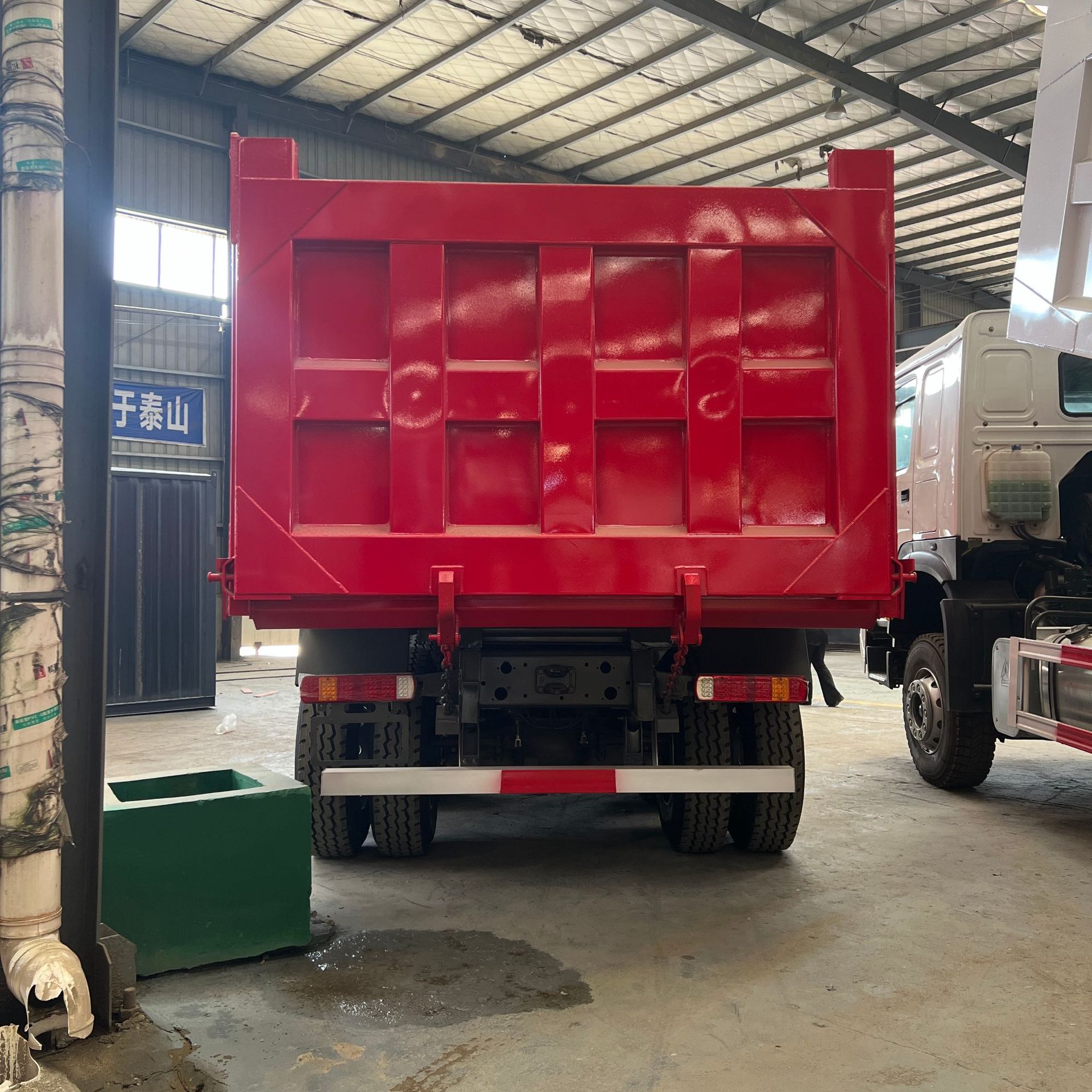 Supply of refurbished Sinotruk HOWO rear eight-wheel dump heavy-duty trucks and rear-tipping soil transport vehicles for Africa and Central Asia