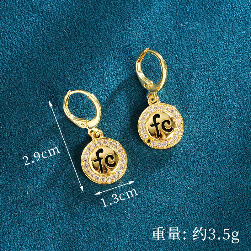 Nuevo estilo antiguo arena y oro estilo europeo y americano con incrustaciones de diamantes, collar de letras redondas, conjunto de pendientes, lujo ligero, joyería de alta gama de nicho