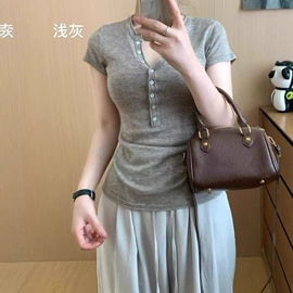 女式针织衫;半身裙;吊带背心