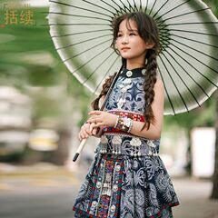 夏の子供のミャオ族少数民族バティック服幼児トレンディな子供スターモデルキャットウォーク旅行撮影ミャオ族パフォーマンス服