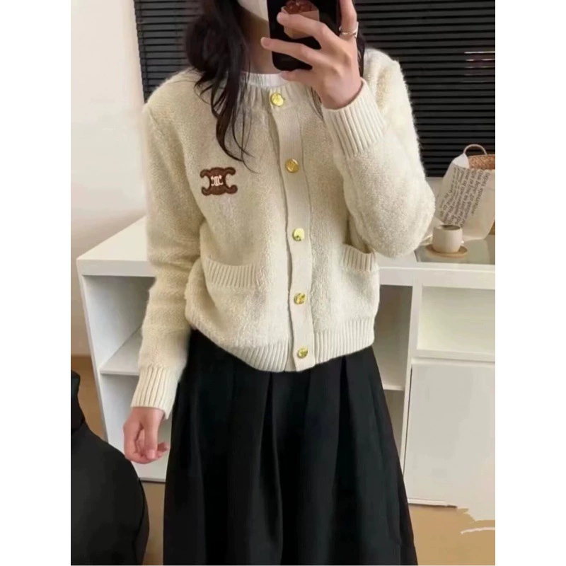 24-летние новые осенние и зимние вышивки кожаные этикетки Мягкий вязаный кардиган куртка женский темперамент высокого уровня с круглым вырезом свитер куртка