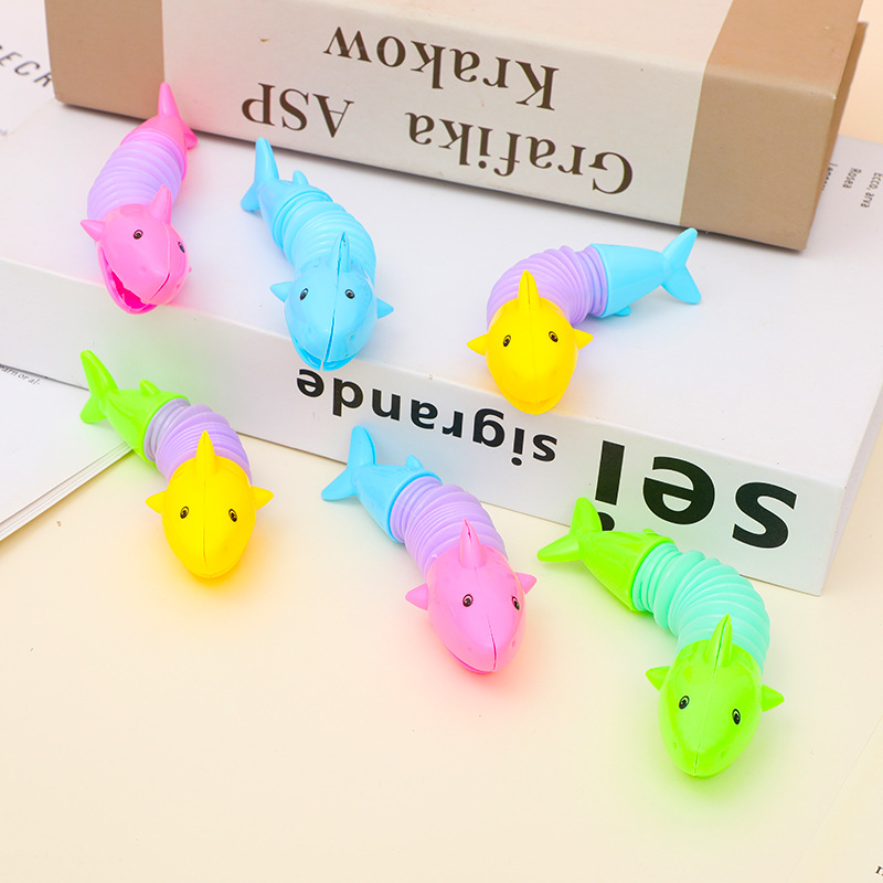 Tubo de tracción telescópico dinosaurio estand plaza estand juguetes al por mayor transfronterizos ventilación descompresión animal estiramiento tubo pequeño dinosaurio