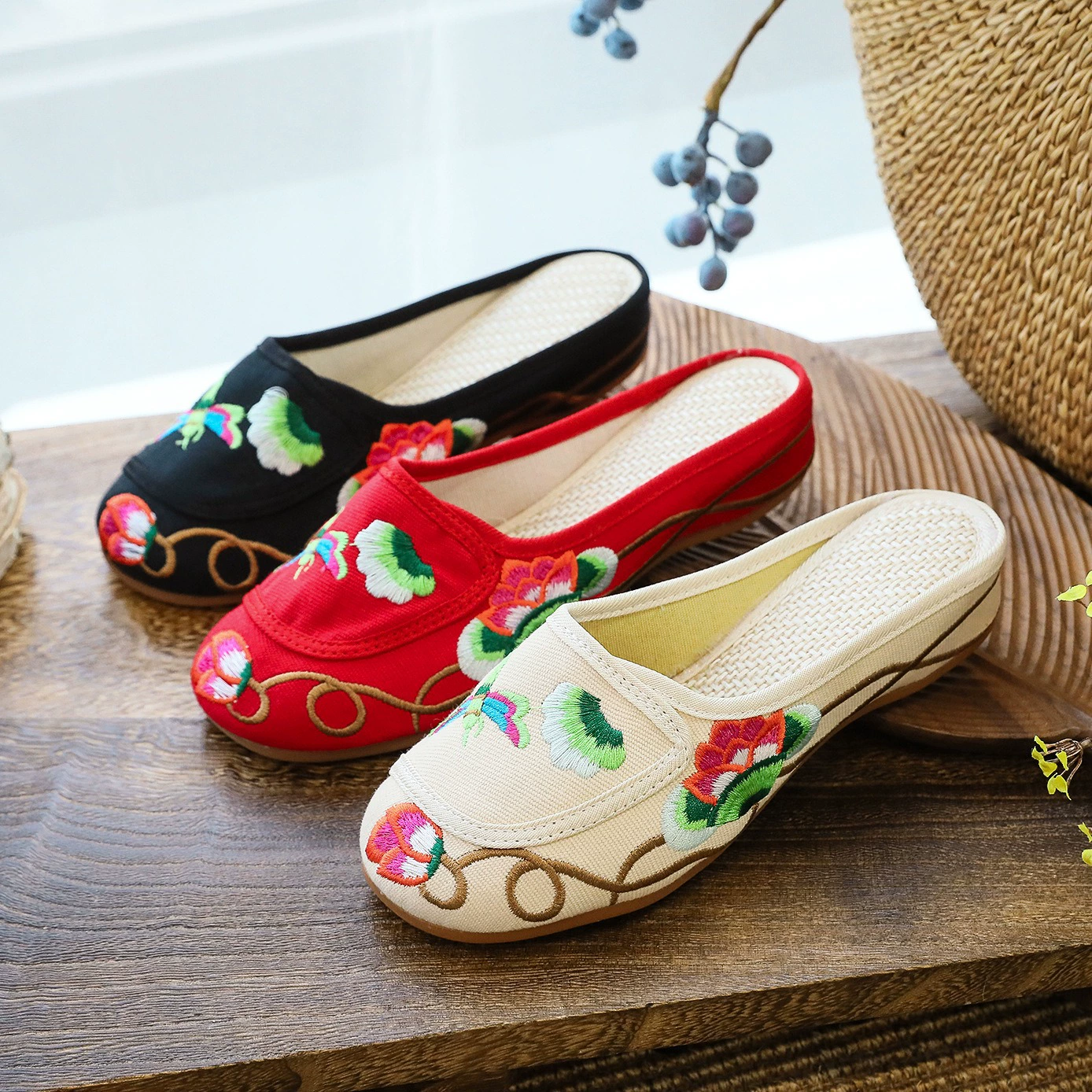 Тапочки в стиле ретро, весенне-летняя обувь с вышивкой, Тканевая обувь, домашние тапочки Baotou, женская верхняя одежда, Тапочки