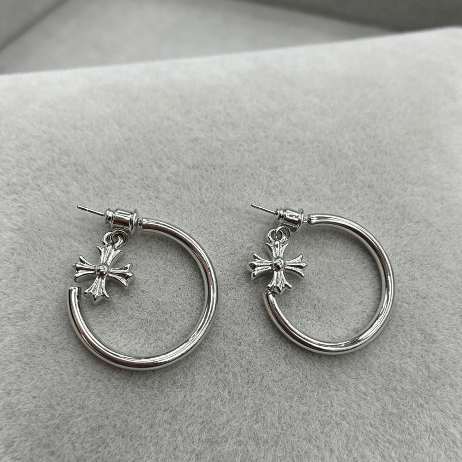 Trendy Retro Minimalist Style Cross Pendant Earrings, New Textured Niche High-End Versatile Earrings for Stylish Girls