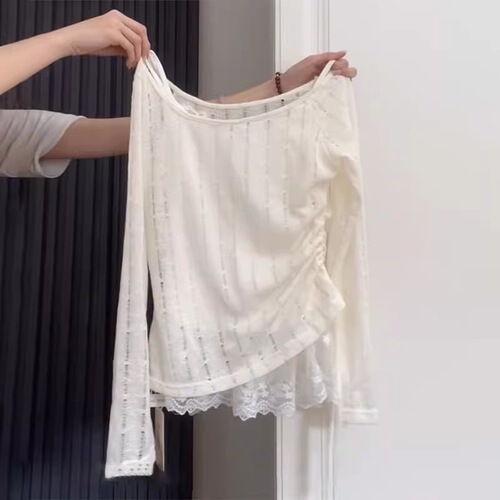 White long-sleeved T-shirt for women in a relaxed, gentle style, featuring lace details for spring fashion, designed for plus-size women to hide body curves and create a slimmer look.