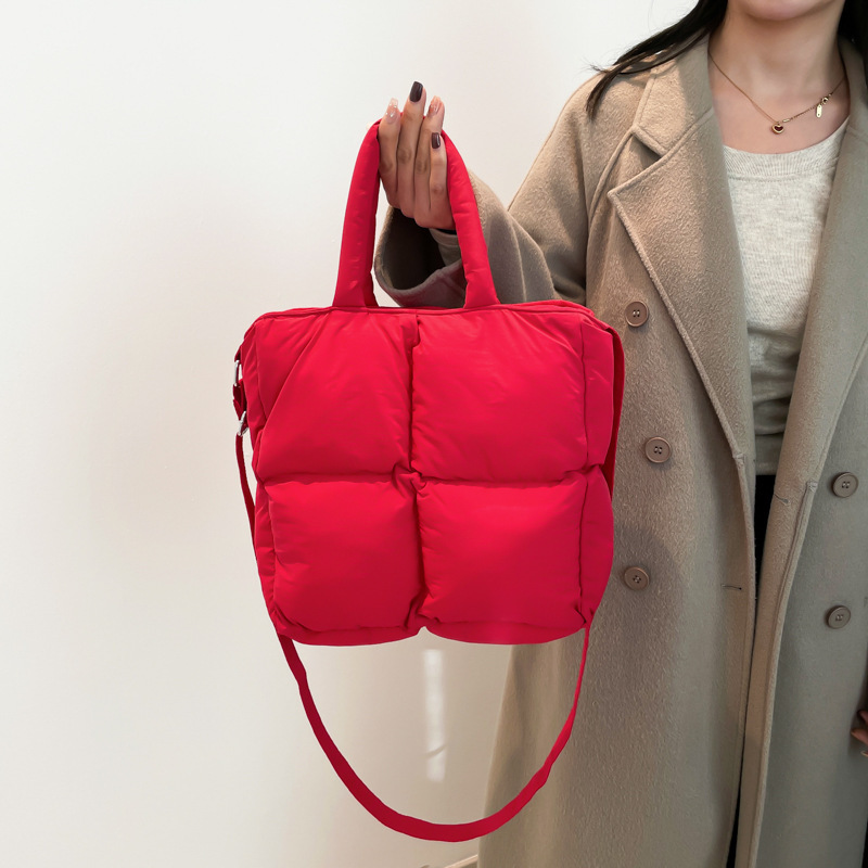 2024 nueva chaqueta de algodón, bolso de plumas, bolso de hombro acolchado, bolso de mensajero, bolso cuadrado pequeño para mujer, bolso pequeño de estilo occidental ligero