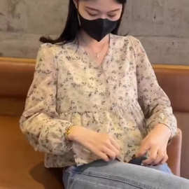 2026年春装新款女装设计感气质小清新衬衣V领上衣小碎花长袖衬衫