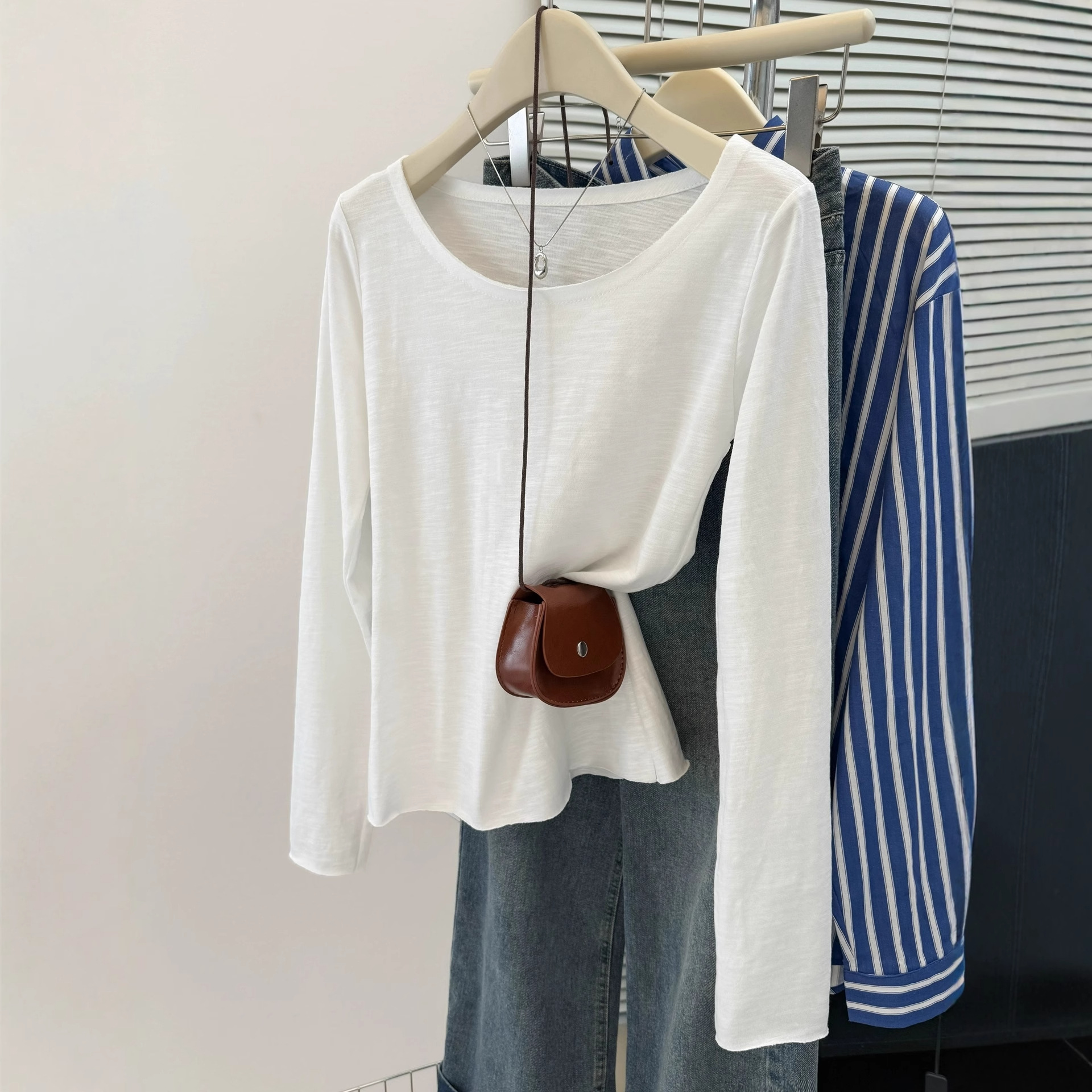 Ultra-Slimming Seamless Bamboo Cotton U-Neck Long-Sleeve T-Shirt with a Stylish Design for Women, Versatile Base Shirt for Autumn and Winter 2025