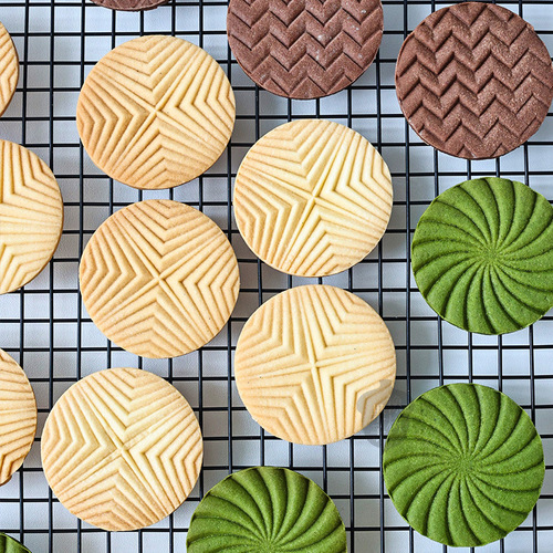 Nordic style retro geometric biscuit mold nostalgic corrugated milk cake three-dimensional seal mold pie crust hand pressing tool