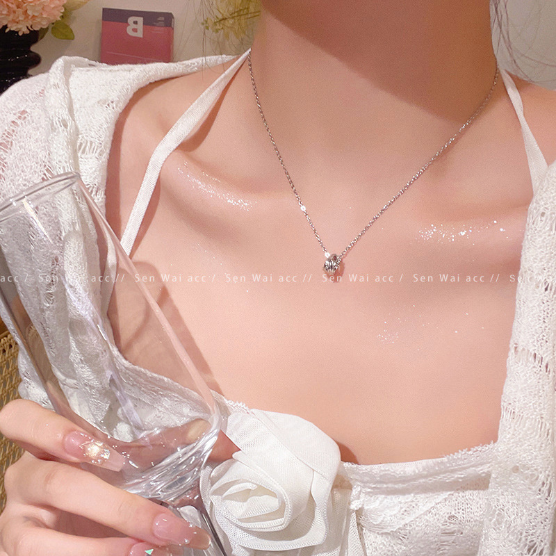 Corea del Sur plata Titanium collar de acero para niñas versátil alto sentido nicho perla mariposa colgante clavícula cadena joyería al por mayor