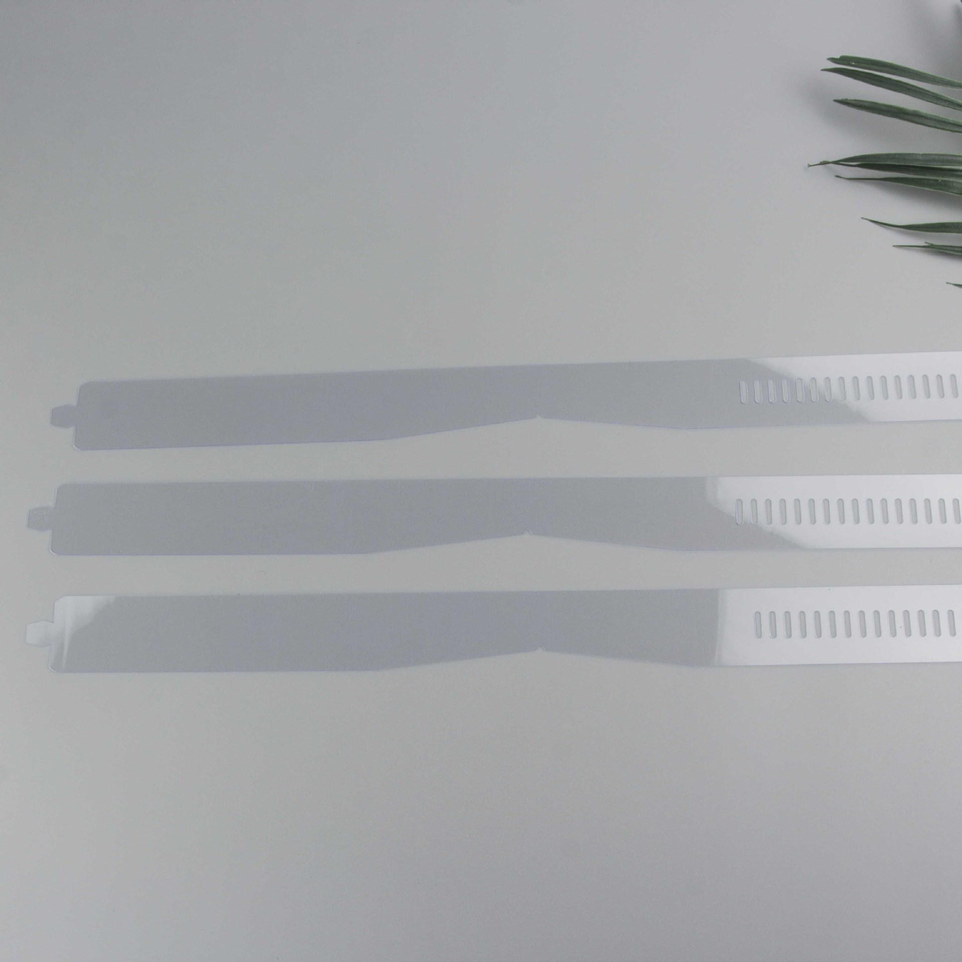 厂家供应 印字塑料领条蝴蝶片衬板纸 衣夹(图)等衬衫包装辅料