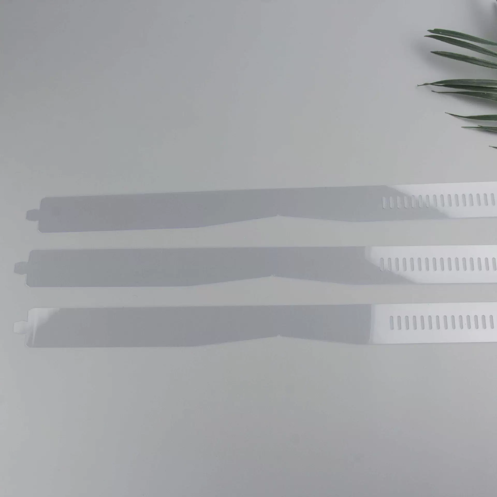 厂家供应 印字塑料领条蝴蝶片衬板纸 衣夹(图)等衬衫包装辅料