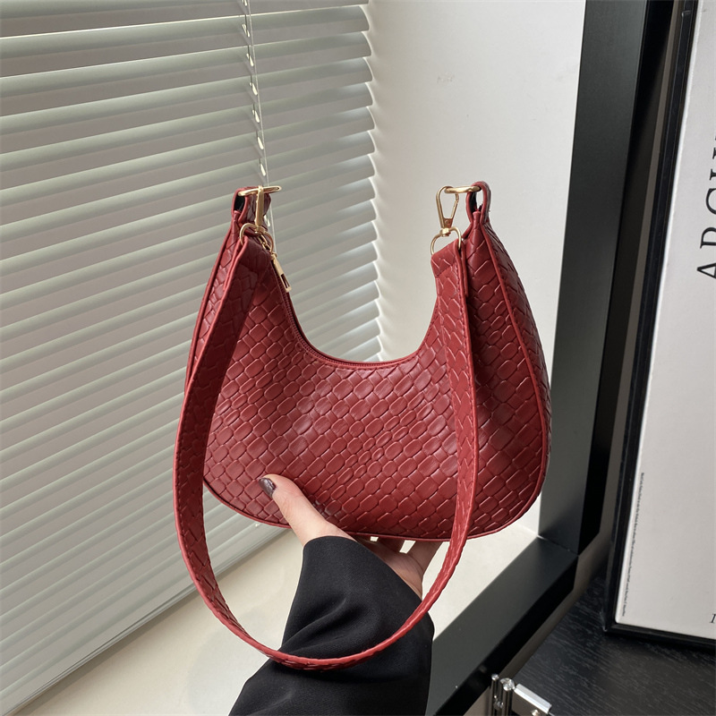Bolsa de mujer de color sólido 2025, tendencia de primavera, nueva bolsa de brazo coreana tejida, bolso de hombro casual.