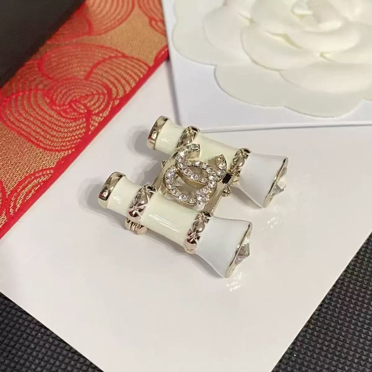 Classic Chanel-Style High-End Gold-Plated Brooch, Fashionable Retro Star Ocean Personality Trend, Sweet and Cool Heart Design