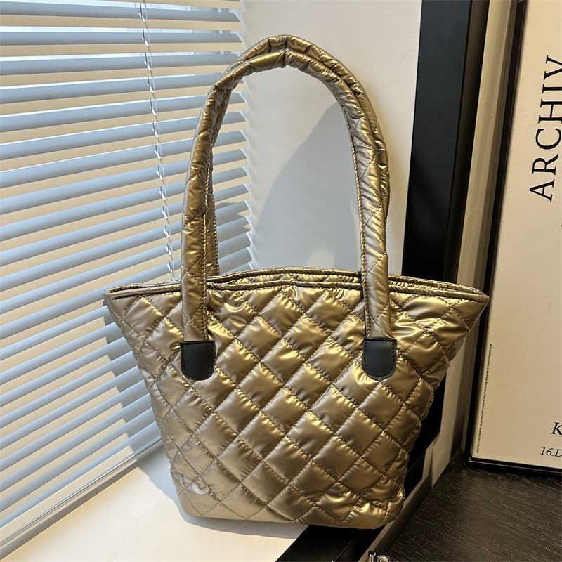 Bolsa de cubo de gran capacidad para mujeres otoño / invierno 2024 nueva personalidad en tela de plumón bolsa de hombro bolsa de viaje