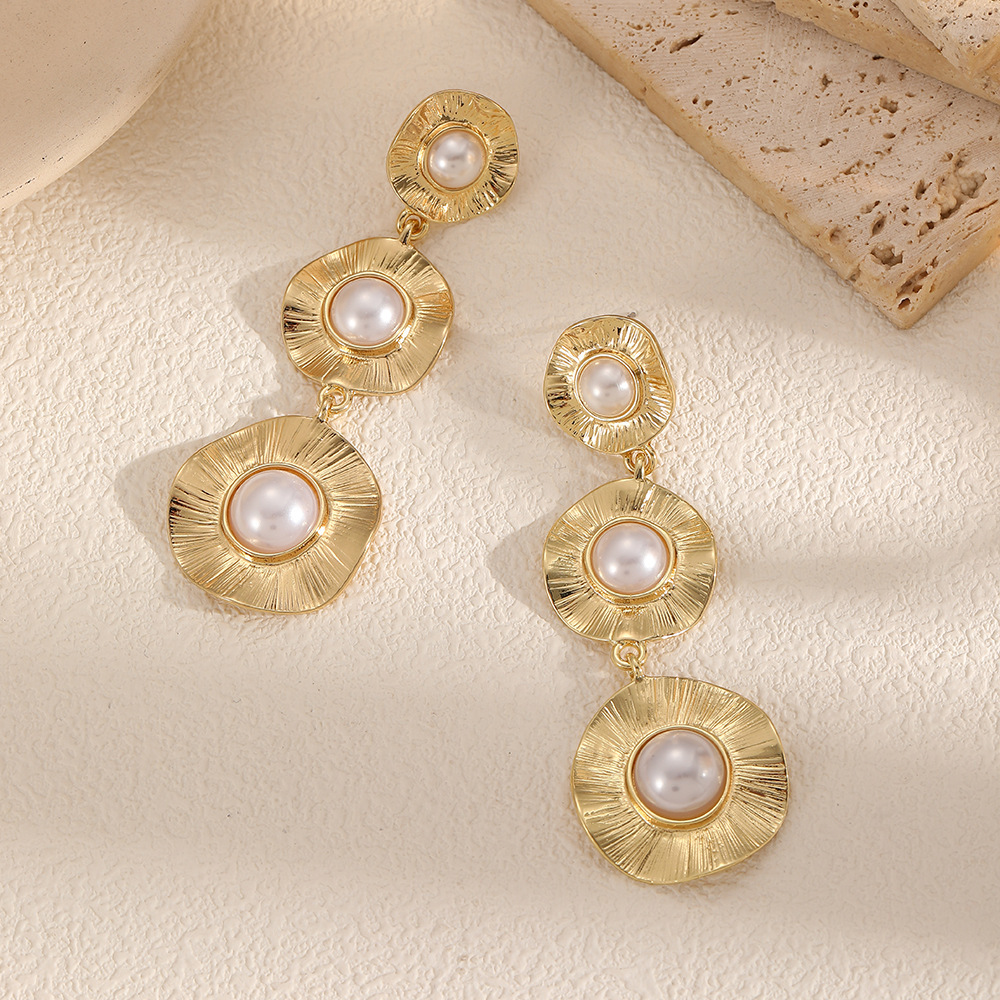 Texturas irregulares de disco con perlas triple pendientes retro barroco perlas exquisitas de alta calidad pendientes para mujeres