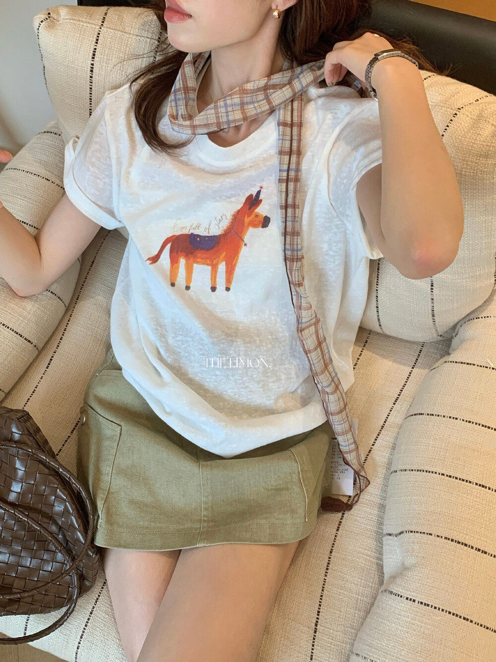 Áo thun nữ cổ tròn tay ngắn in hình ngựa hoạt hình kèm khăn lụa — Xám cacbon, màu trắng, màu kaki chi tiết 21