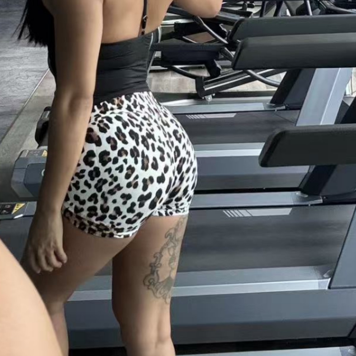 クロスボーダーdyfシームレスフィットネスヨガショートパンツ女性三分丈パンツハイウエストピーチヒップアップタイトなスピードドライスポーツランニング