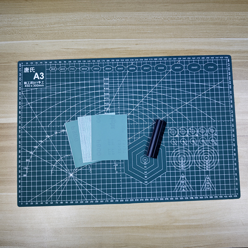 Шлифовальная доска для модели 77 + 3 куска наждачной бумаги + 1 большой настольный коврик формата А3.