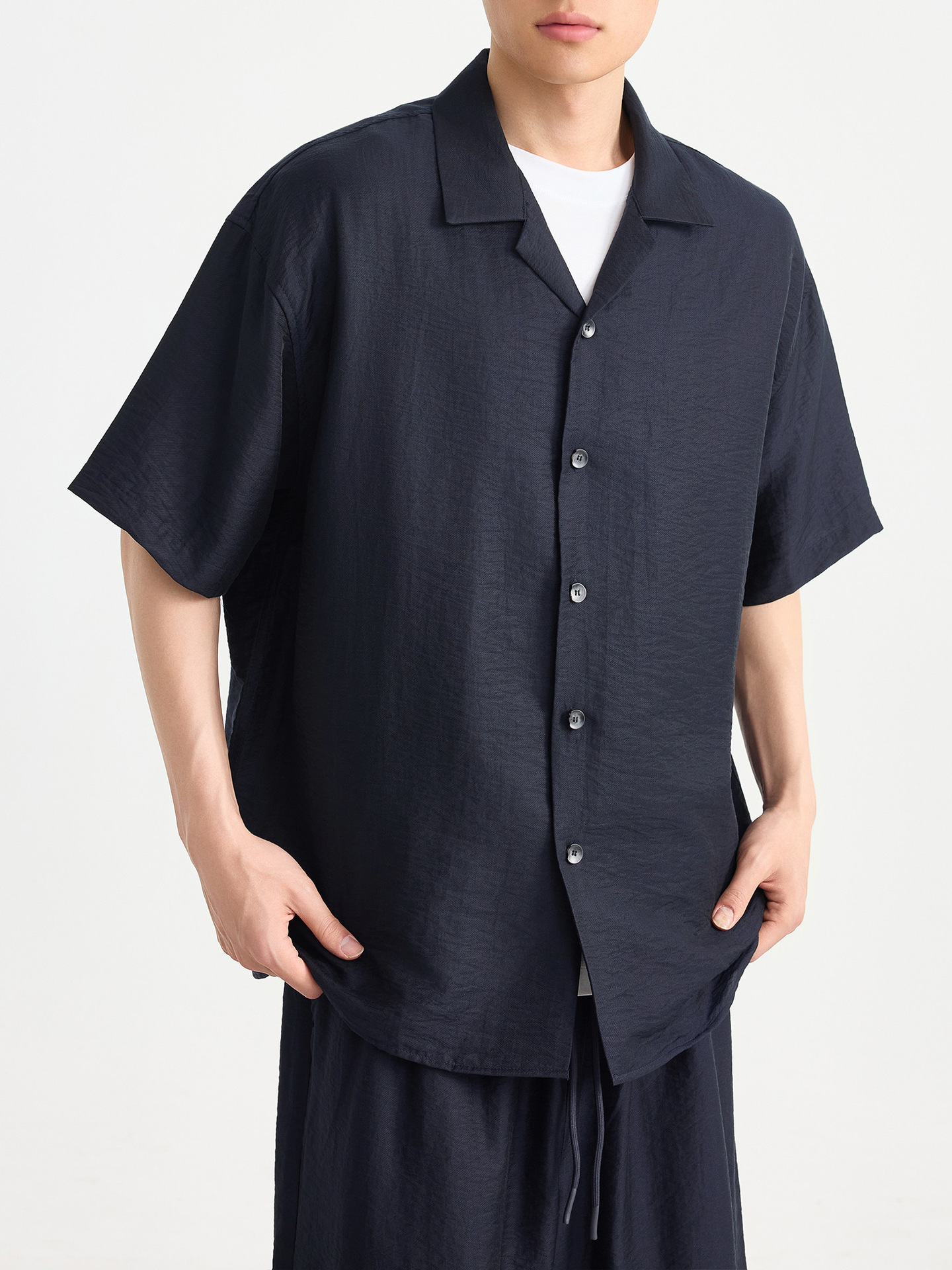 Bộ sơ mi ngắn tay cổ Cuba nam phong cách công sở, chất liệu nhăn mềm mại — Quần Short (91718)