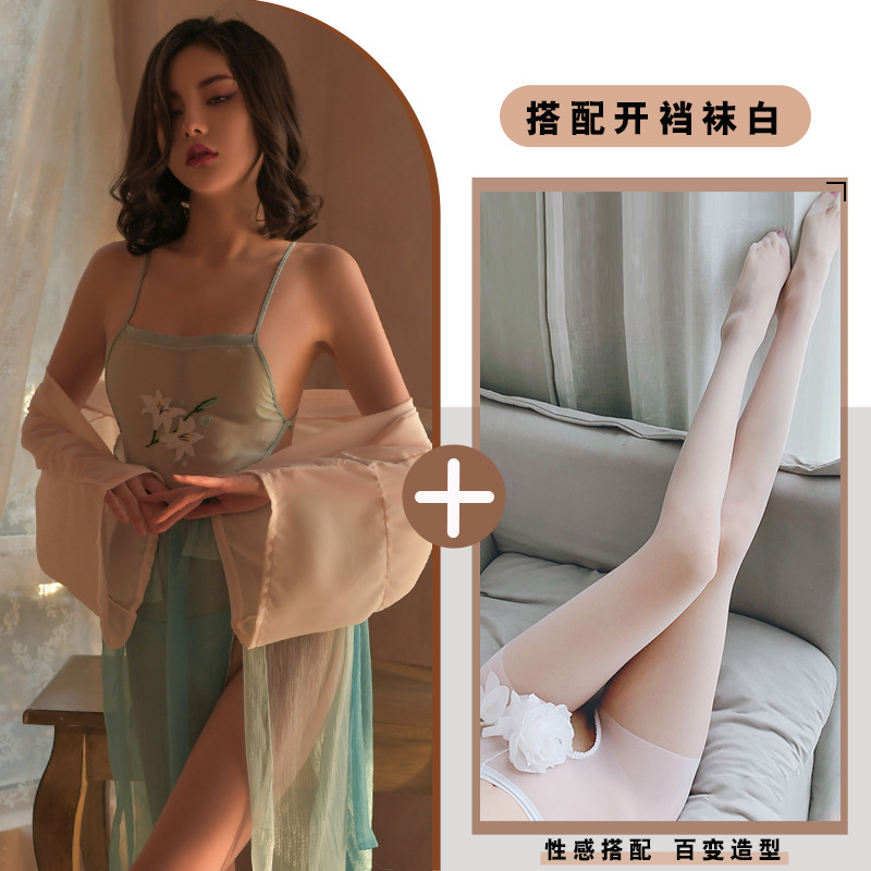 하늘색 정장 + 흰색 오픈 양말