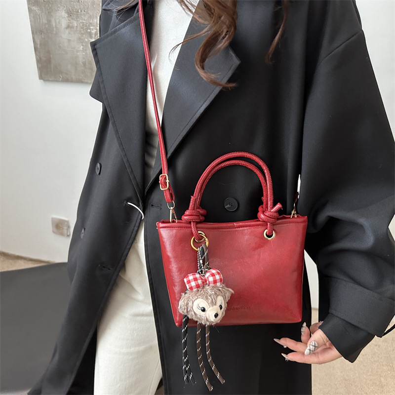 Este año, bolsos populares populares de invierno para mujeres, versátiles, 2024 nueva moda, bolsos portátiles, bolsos de cubo