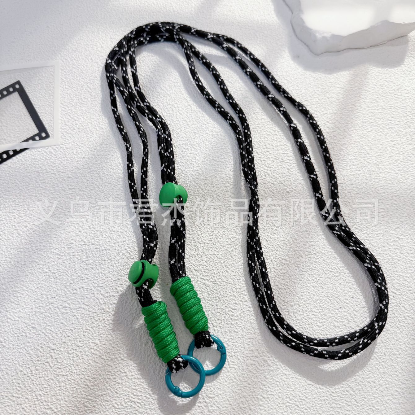 編みカバンのストラップの螺旋の結び紐のiuは鍵のボタンのネットの赤い色の結びの縄の装飾の部品を結びます。