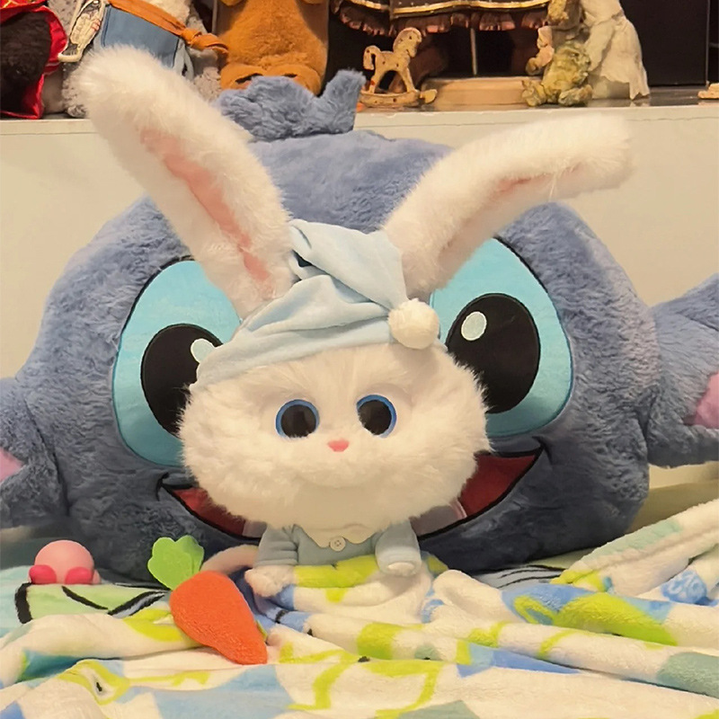 ウサギのボスのぬいぐるみのぬいぐるみのぬいぐるみのぬいぐるみは、大機密ウサギをかわいがって、女の子に誕生日プレゼントをプレゼントします。|undefined
