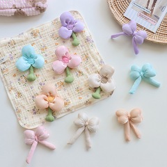 春の新作の明るい糸のクローバーの花は綿の立体の蝶結びのカラーの3弁の花の少女の心の服の部品を満たします。