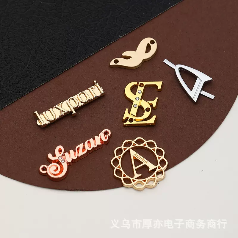 新款服装logo打孔手缝铭牌定 制锌合金镂空围巾吊牌双C皮筋装饰扣