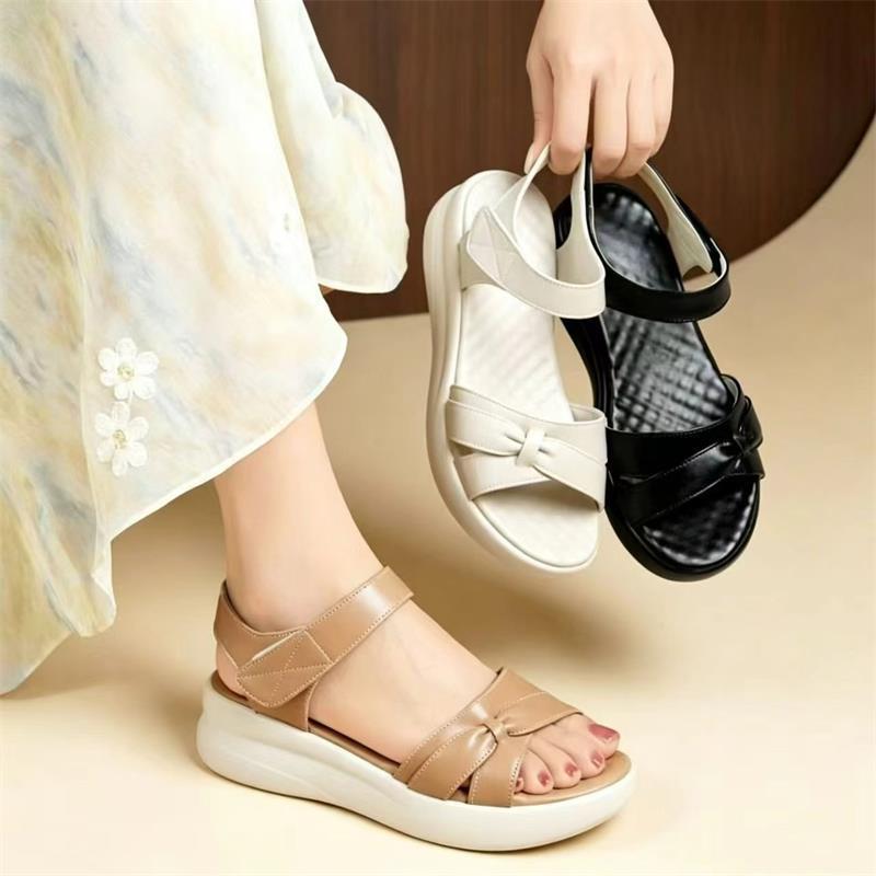Sandalias de mujer verano 2026 nuevo confort universal velcro con suela suave de talón bajo plano antideslizante de mediana edad zapatos de madres
